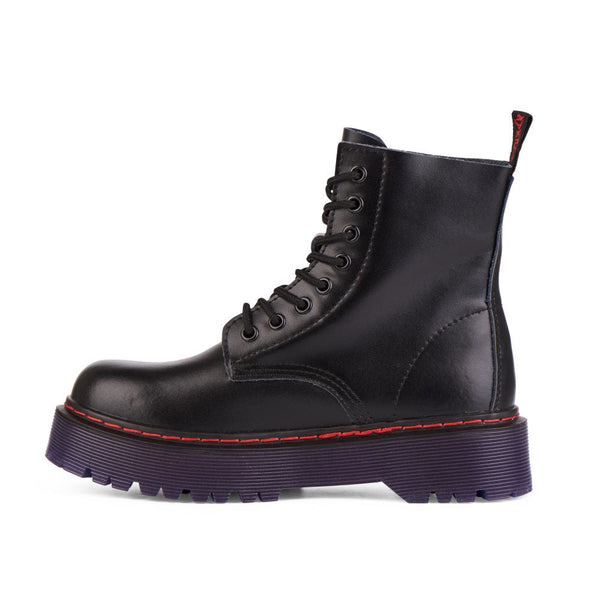 8-Loch Plateau-Stiefeletten aus schwarzem Leder mit violetter Sohle von Aderlass – Ansicht 2