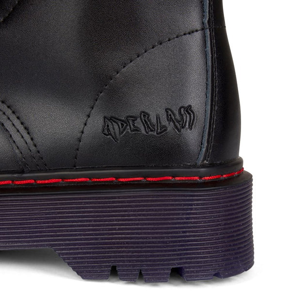 8-Loch Plateau-Stiefeletten aus schwarzem Leder mit violetter Sohle von Aderlass – Ansicht 4