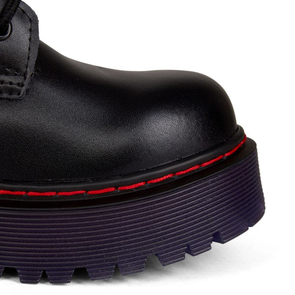 8-Loch Plateau-Stiefeletten aus schwarzem Leder mit violetter Sohle von Aderlass – Ansicht 3
