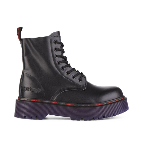 8-Loch Plateau-Stiefeletten aus schwarzem Leder mit violetter Sohle von Aderlass